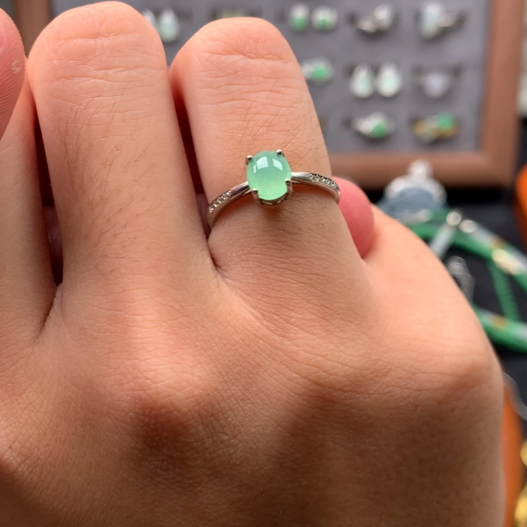 翡翠未镶嵌颈饰你是