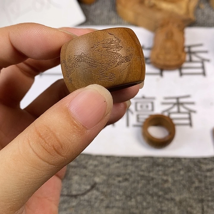 檀香木无事牌老山檀香黑肉雕刻龙扳指内径2.2