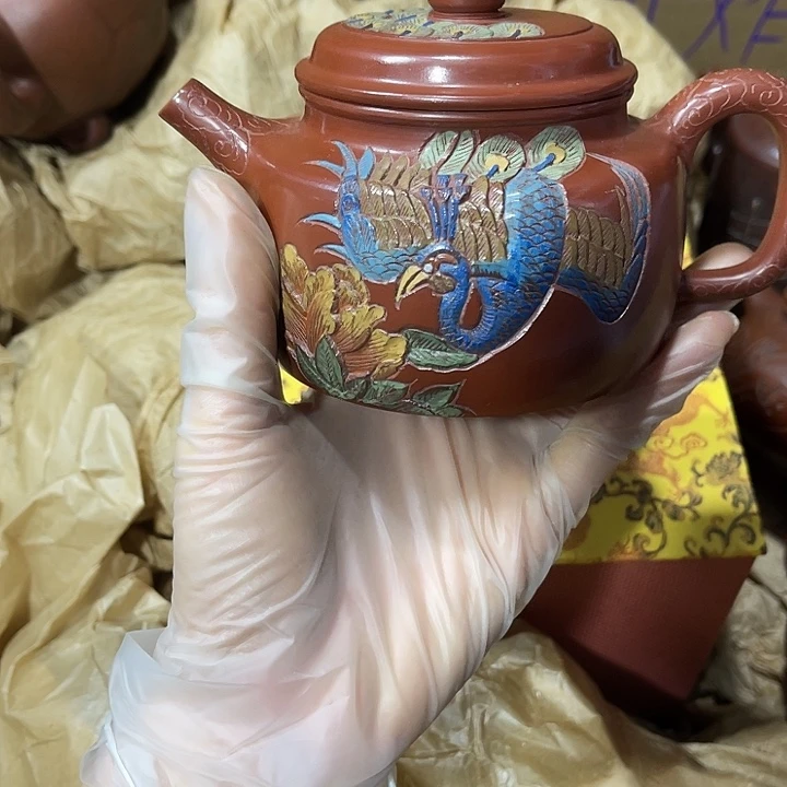 茶壶紫砂原矿泥料，手工制作的一把紫砂壶。