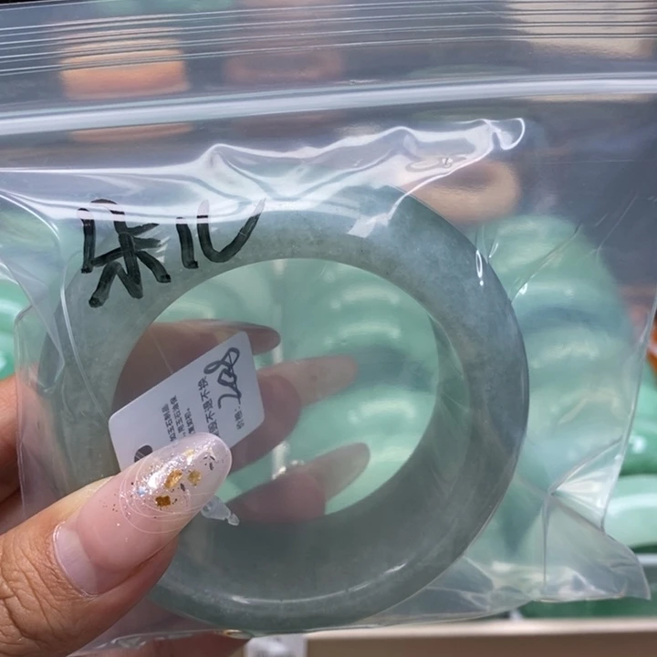 朵***儿未镶嵌手镯石英质玉
