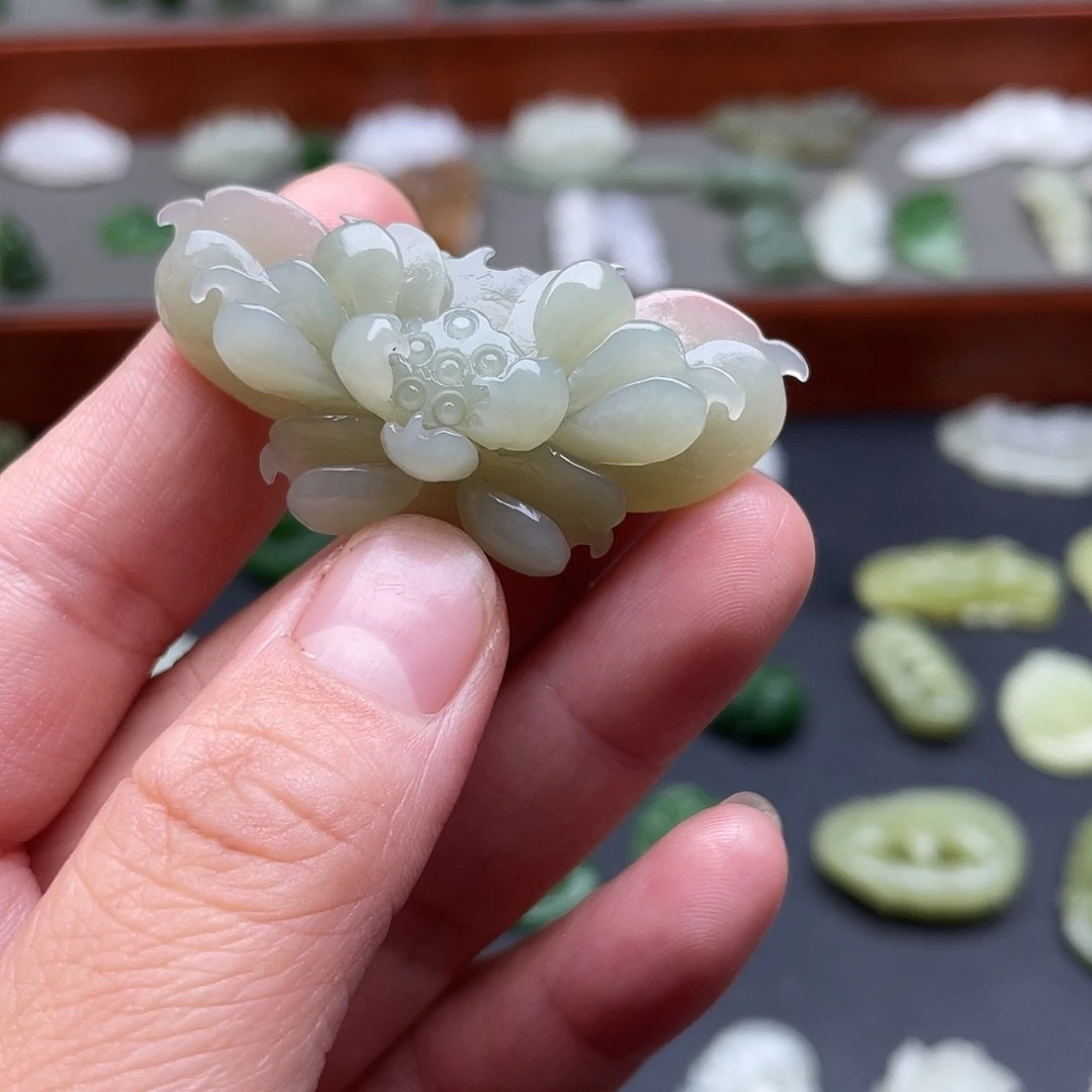 和田玉未镶嵌颈饰莲花吊坠