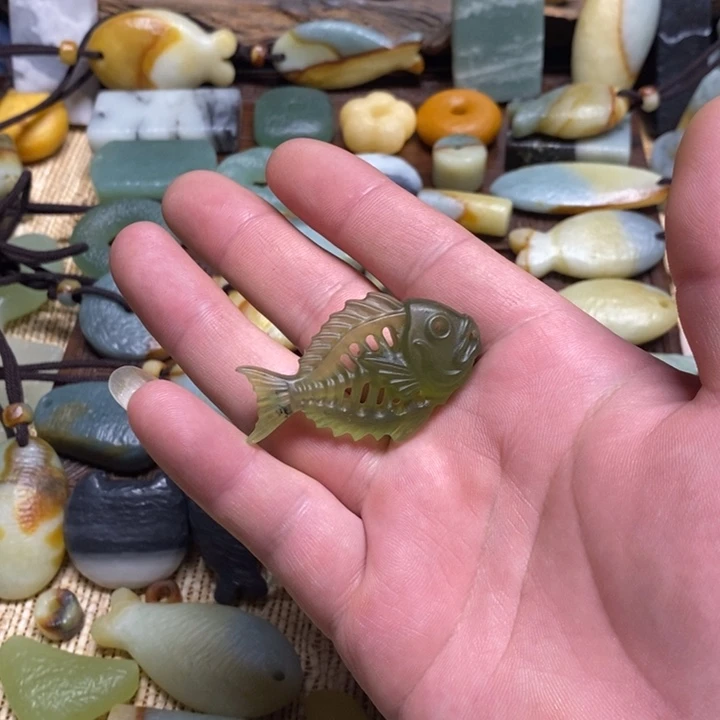 山***人蛇纹石玉未镶嵌颈饰