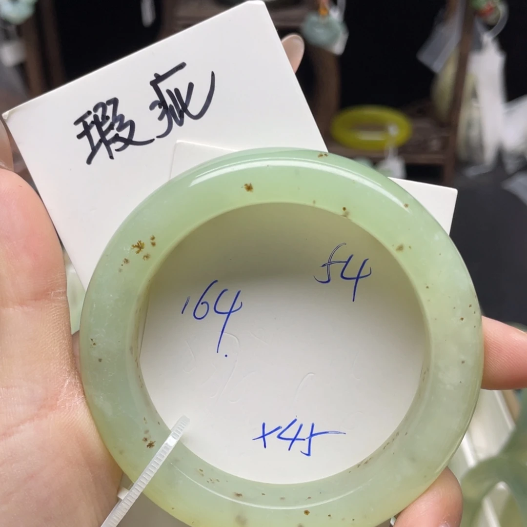 李***蓬蛇纹石玉未镶嵌手镯