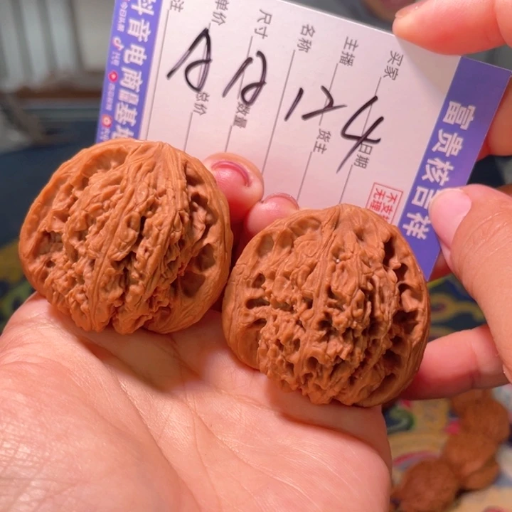 把件核桃42左右红皮涞水南疆石
