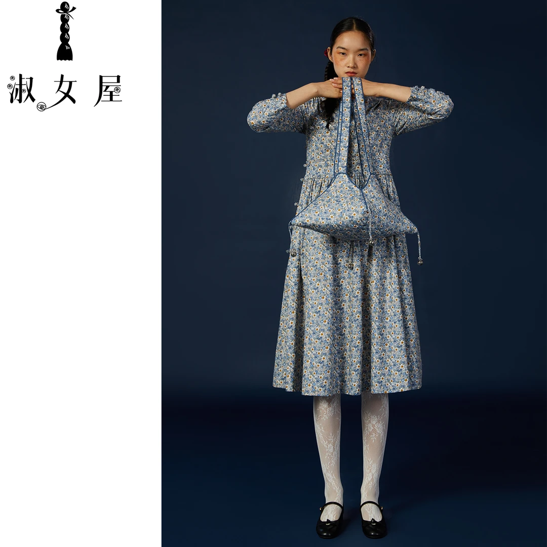 淑女屋官方旗舰店苏州沧浪亭。新中式连衣裙设计感绝美纯棉端庄