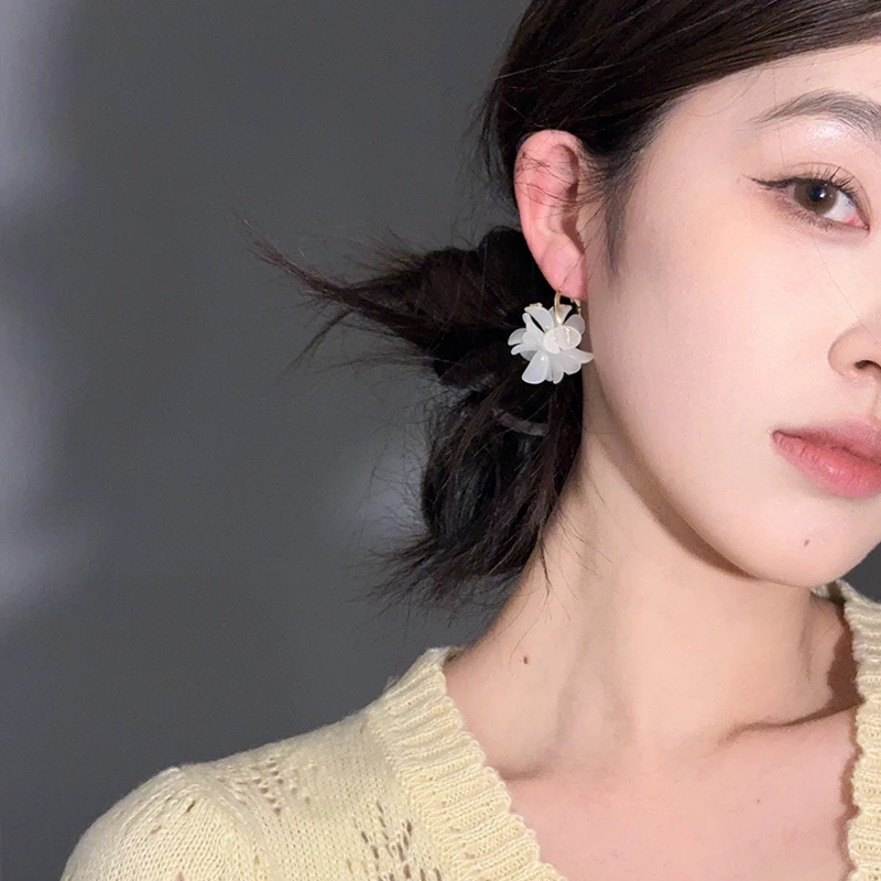 oushipei/欧诗佩 铜合金亚克力耳饰 气质超仙白色花瓣耳圈耳环女