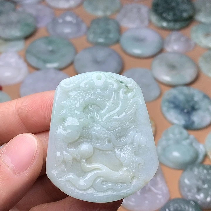 翡翠未镶嵌颈饰龙牌