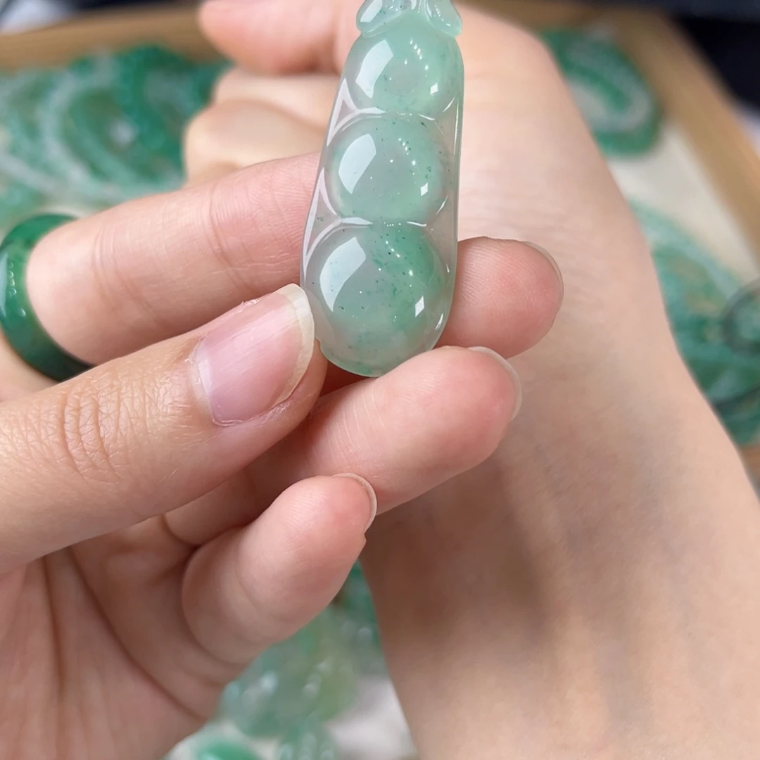石英质玉未镶嵌颈饰