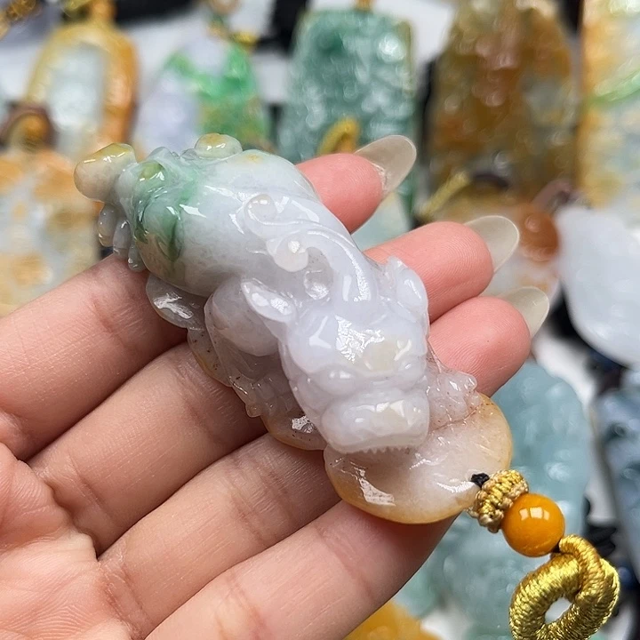 翡翠未镶嵌颈饰貔貅