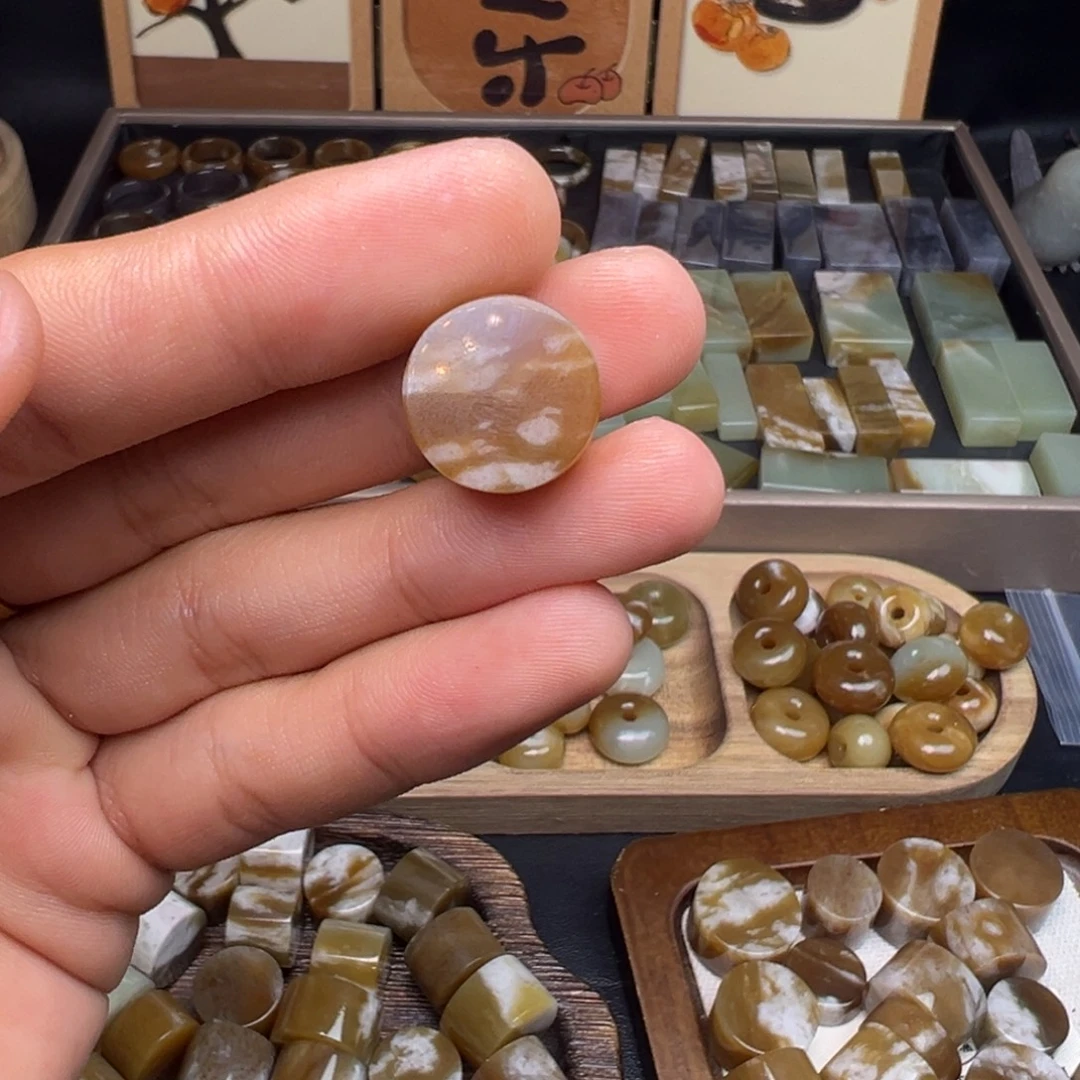 和田玉（糖玉）未镶嵌珠宝奇石圆牌福利