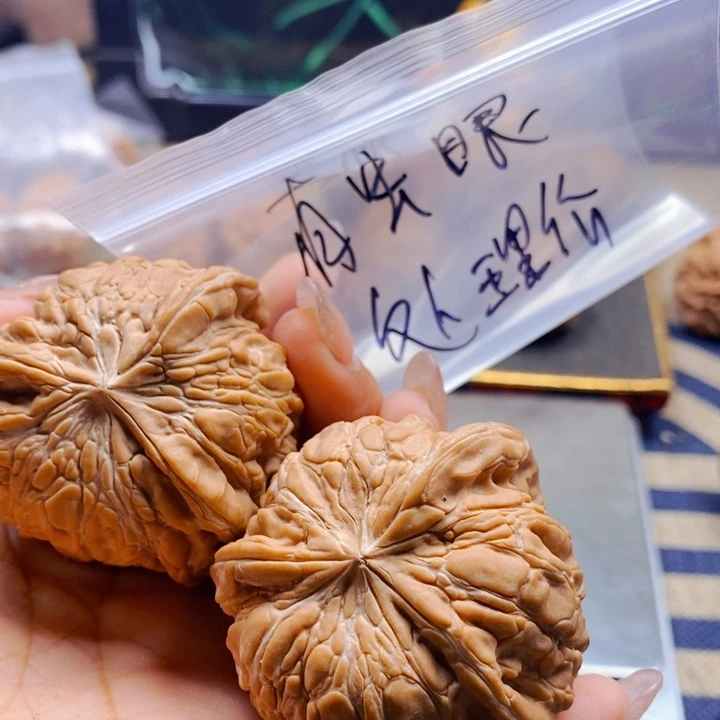 骉***哥把件文玩核桃有虫眼：闷墩三棱