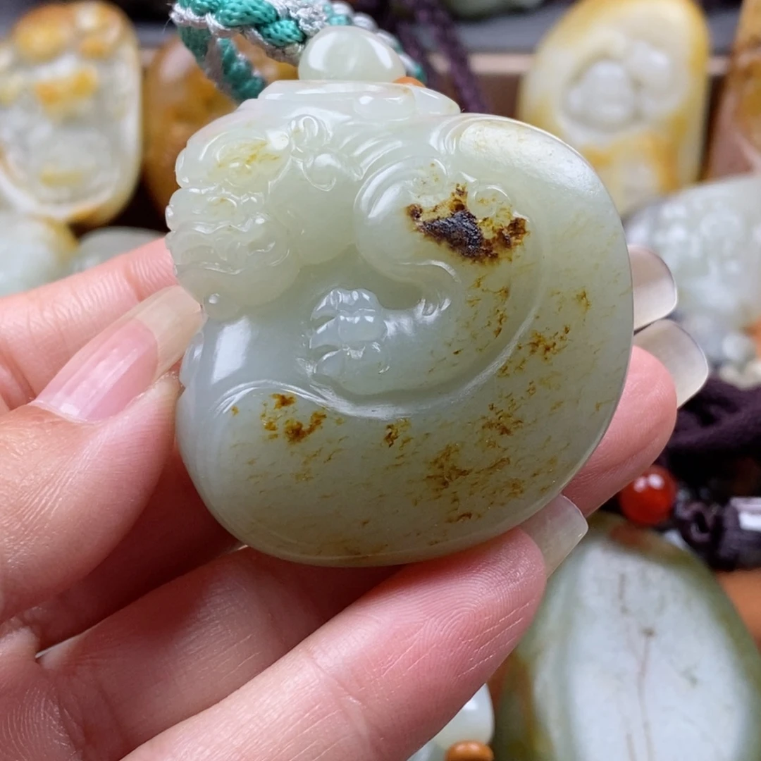 给***的和田玉未镶嵌颈饰