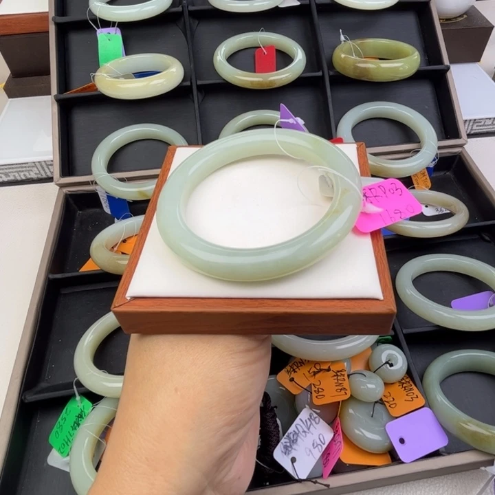 未镶嵌手镯和田玉七月