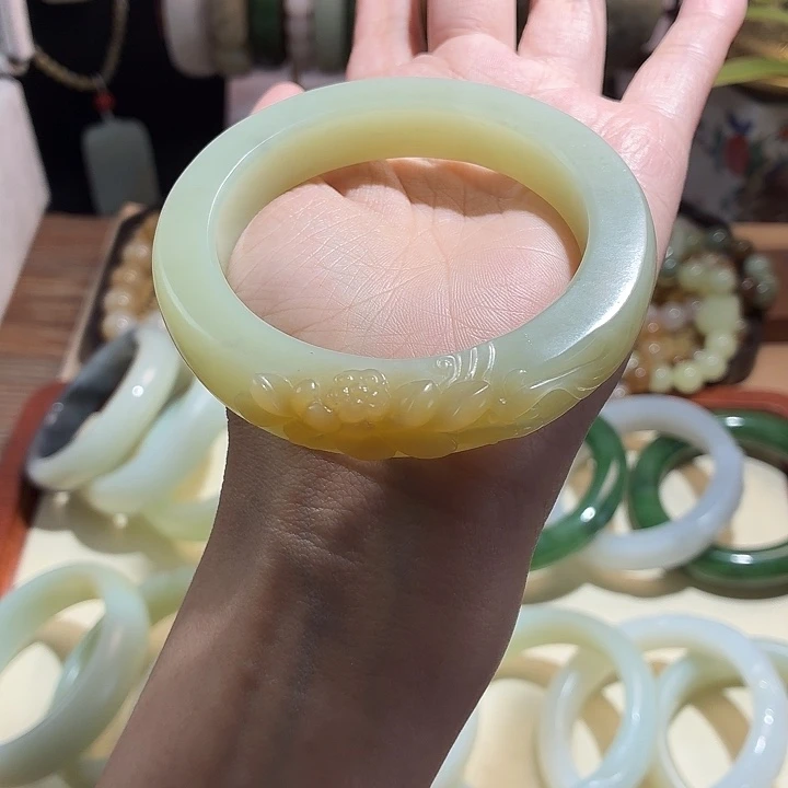 和田玉未镶嵌手镯