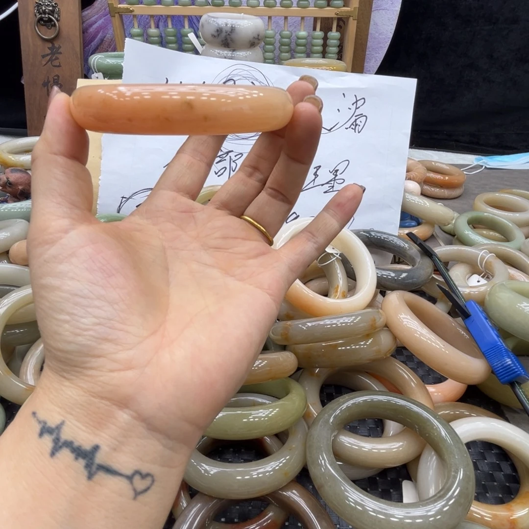 富***安石英质玉未镶嵌手镯