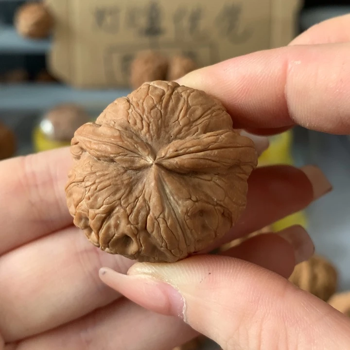 V***生吊坠文玩核桃异形单只，有瑕疵