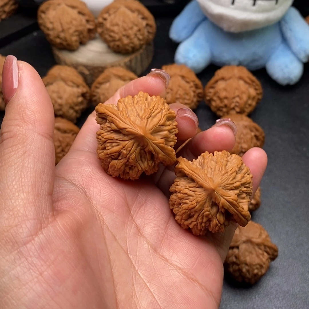 文玩核桃吊坠虎头38