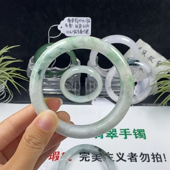 梅***娘翡翠未镶嵌手镯97号。62圈