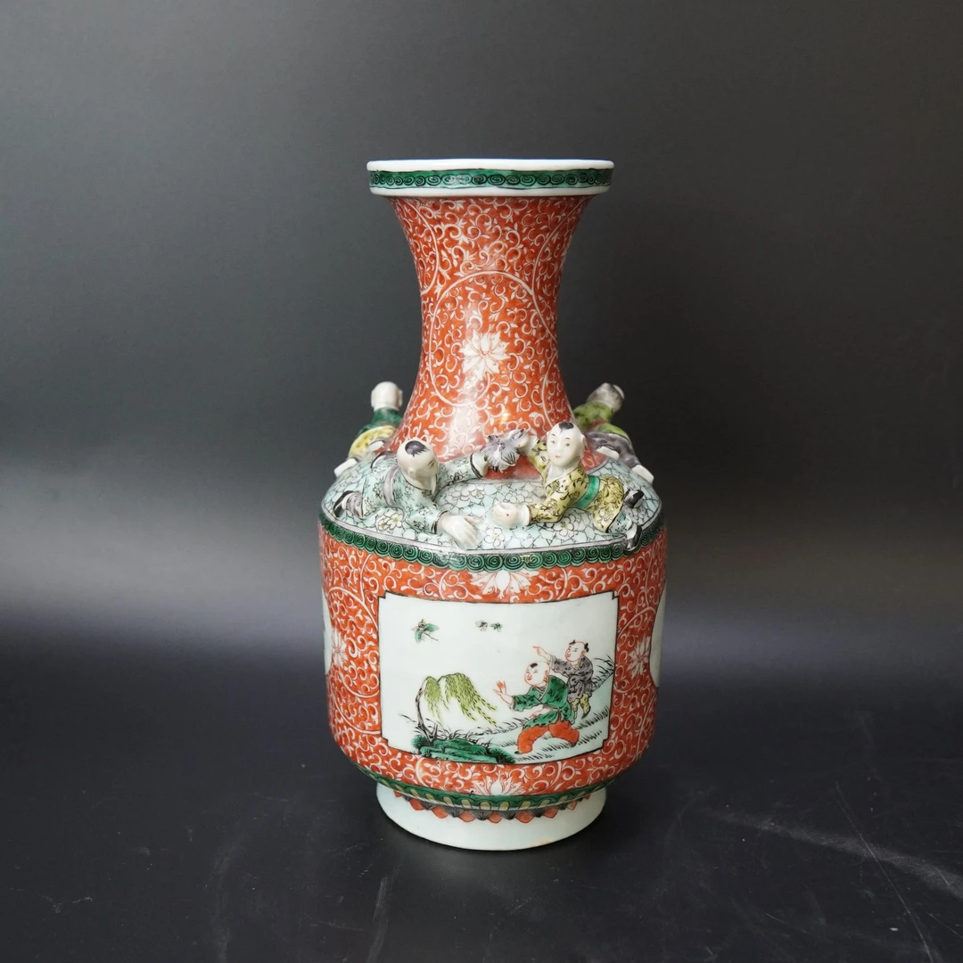 Lot.25100082清光绪粉彩开窗人物婴戏垂肩瓶 高：约26.4cm