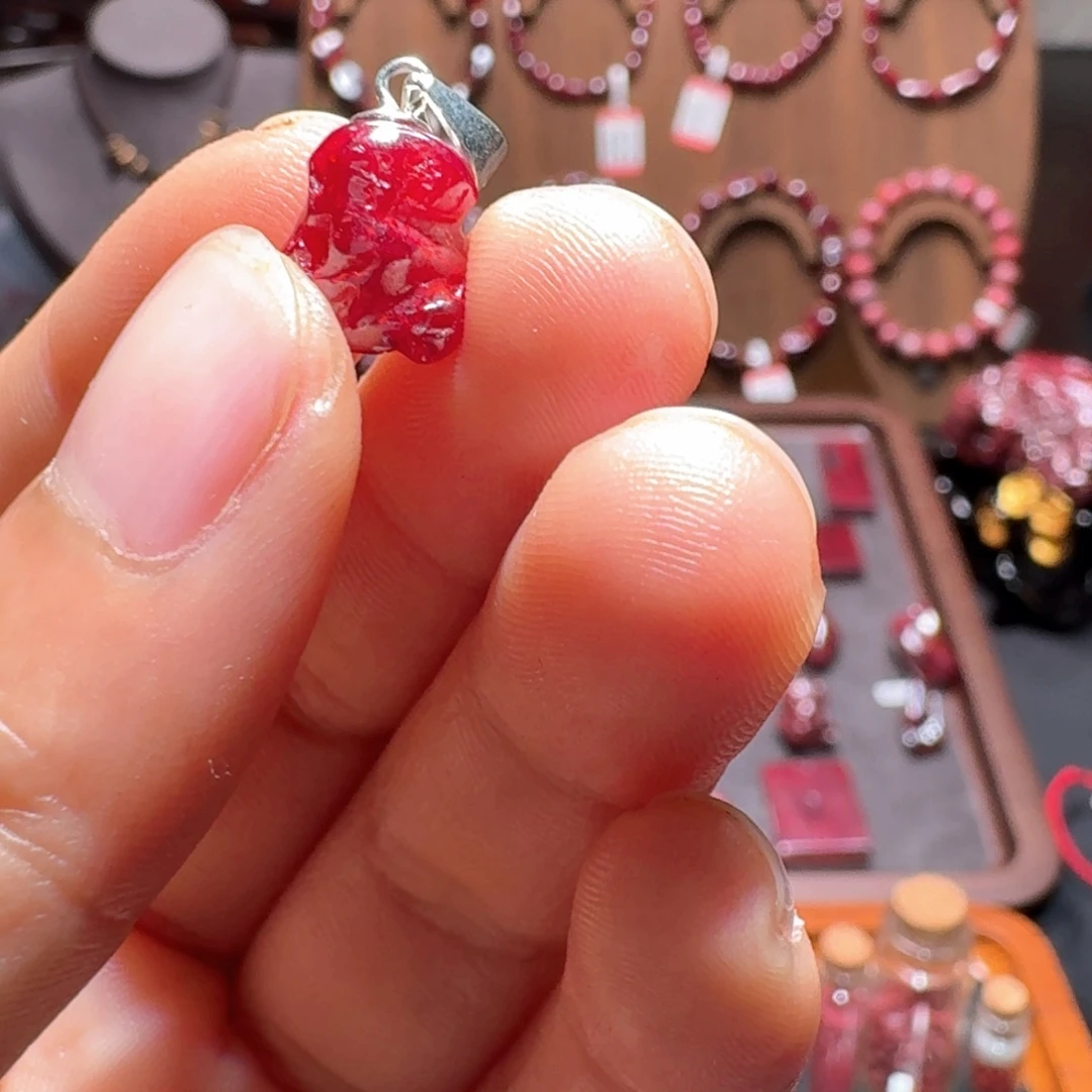 天然辰砂晶体吊坠