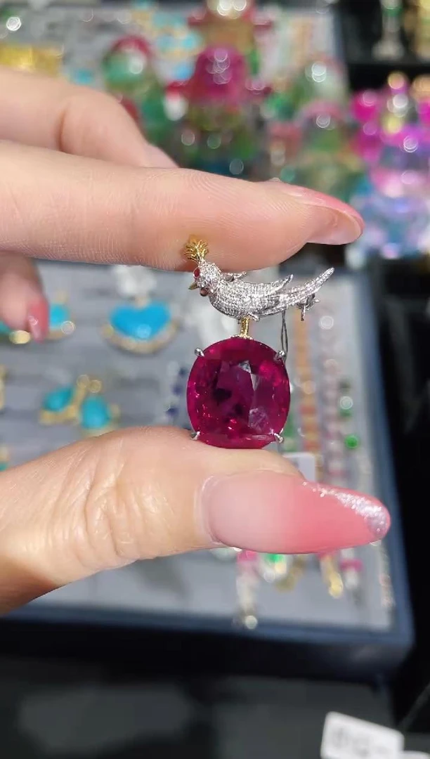 18K金镶嵌天然碧玺吊坠时尚鸟款