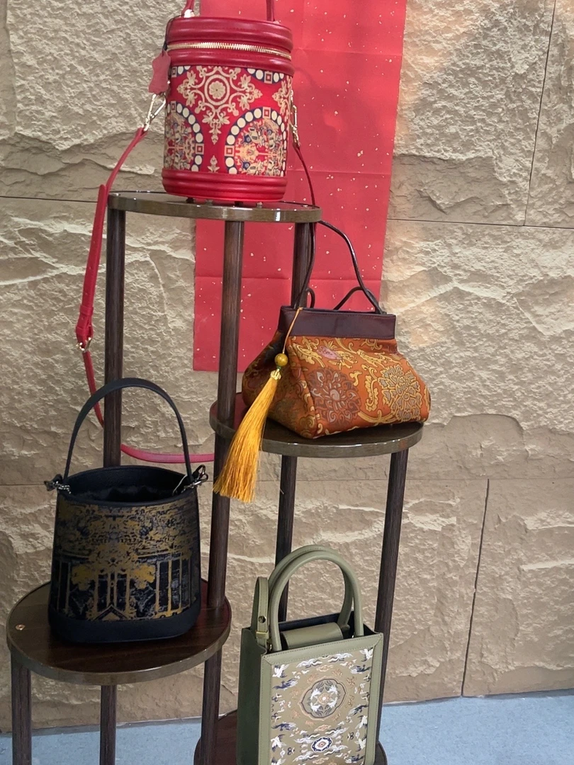 宫丽2025新款香云纱桑蚕丝宋锦蜀锦龟裂纹复古时尚包包春夏秋冬