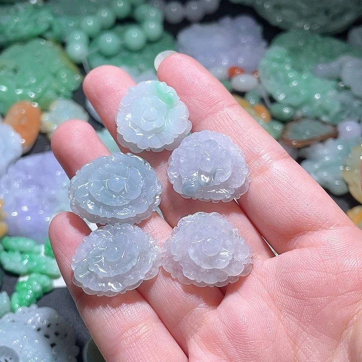 颈饰未镶嵌翡翠只***，天