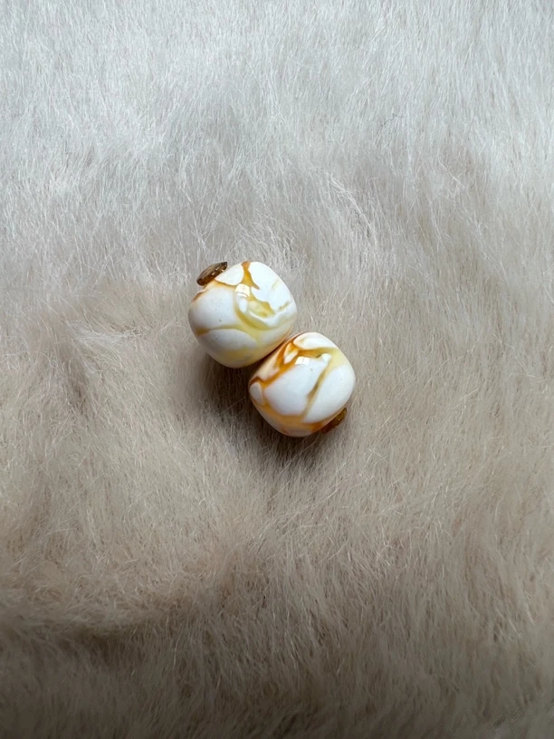 同料漆白粉彩溶洞老型对珠，其中一个有小粉点尺寸：8*7mm