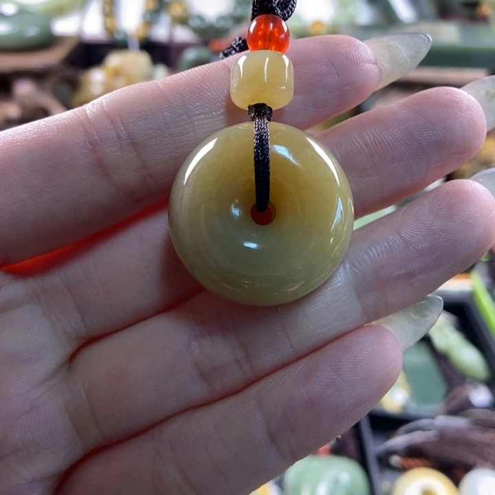 颈饰未镶嵌透闪石质玉