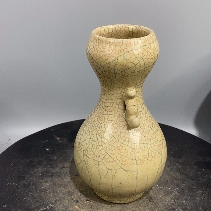 哥窑蒜头瓶造型精美