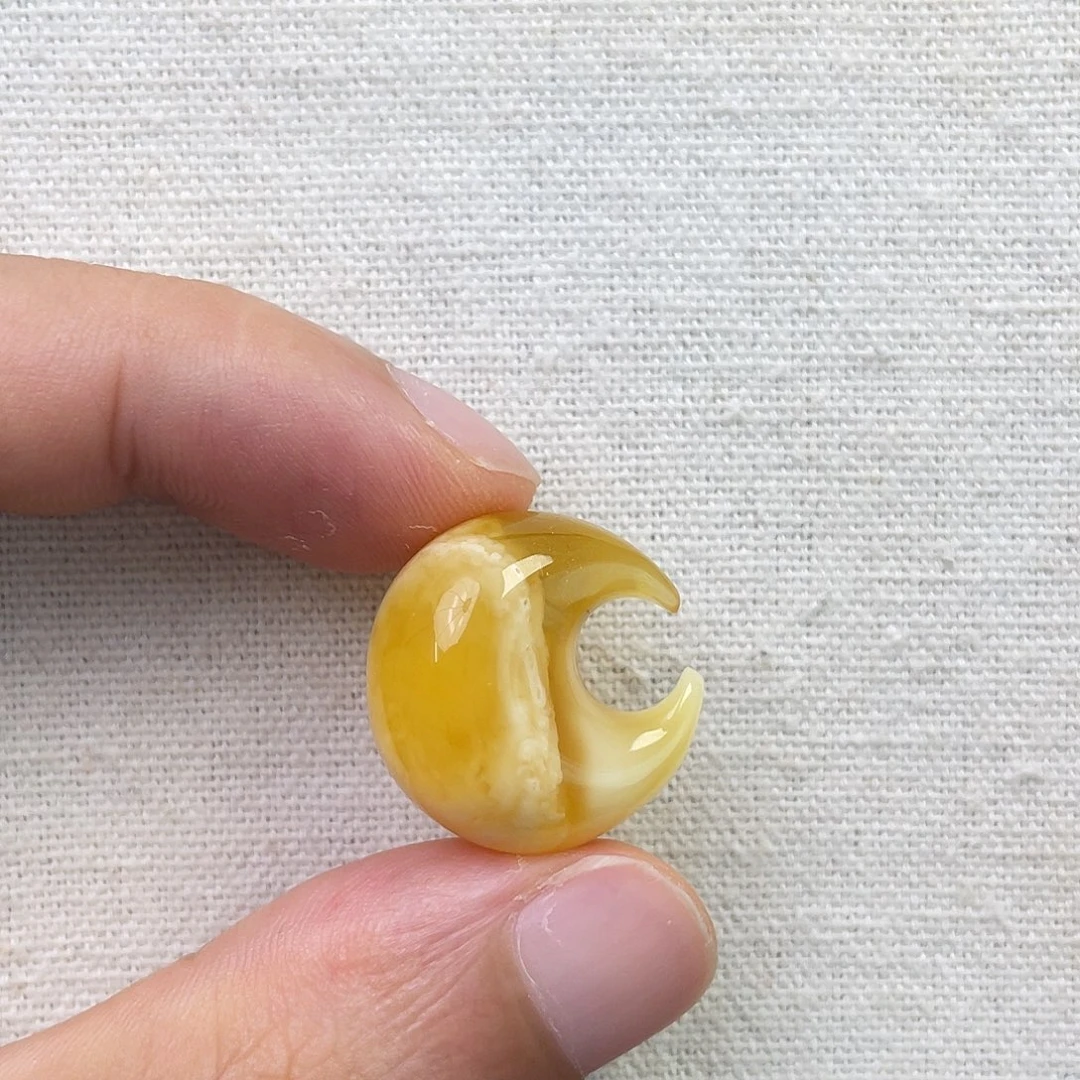 裸石琥珀未镶嵌月亮