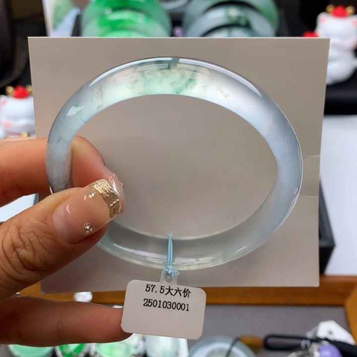 翡翠手镯未镶嵌正圈