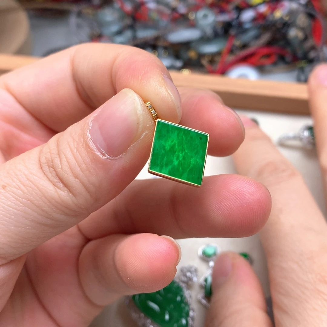 翡翠18K金镶嵌颈饰翡翠无事牌