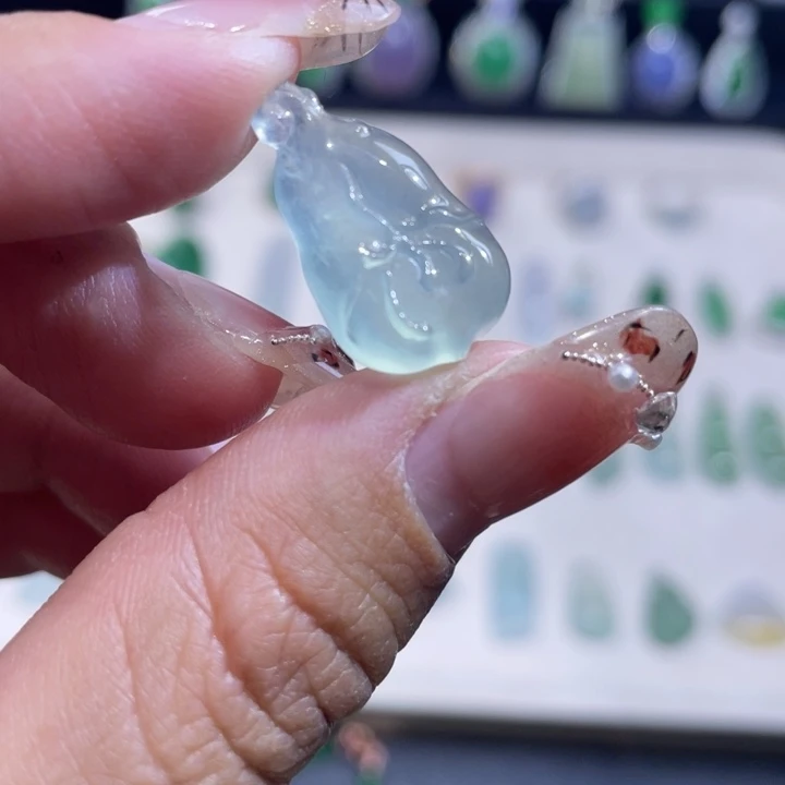 翡翠未镶嵌颈饰玉兰花