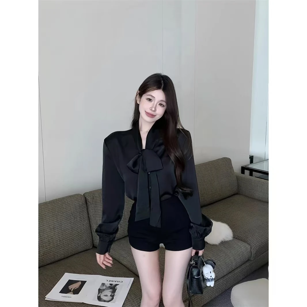 夏季新款温柔风黑色飘带衬衫女2025时尚辣妹高腰黑色短裤套装