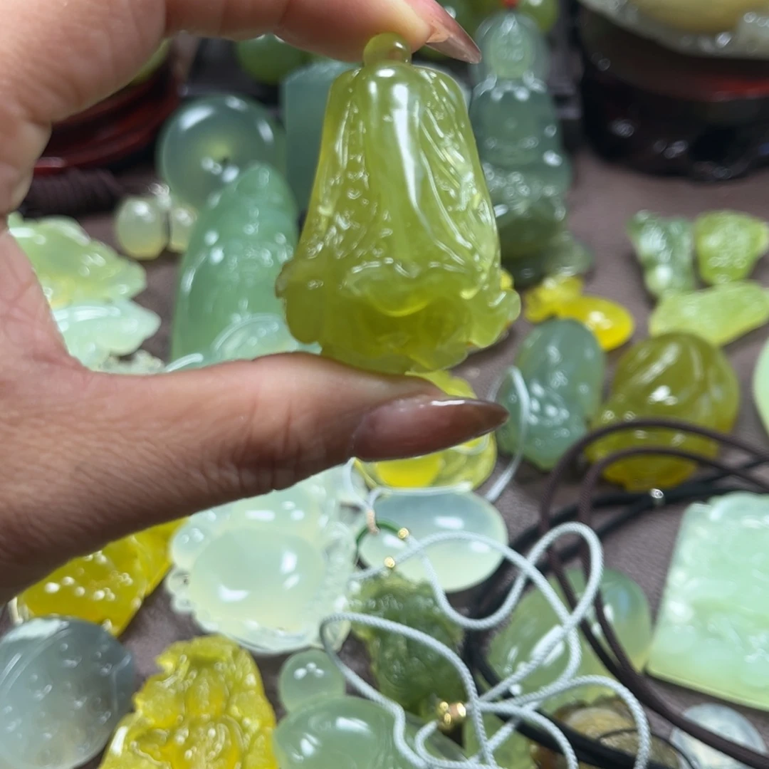 小***雨蛇纹石玉未镶嵌颈饰