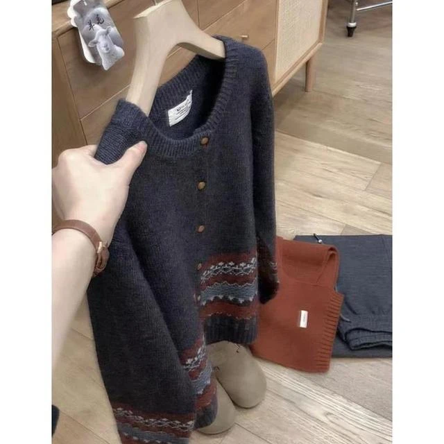 深雾灰木扣提花毛衣针织开衫外套女时髦洋气减龄秋冬款厚款软糯女