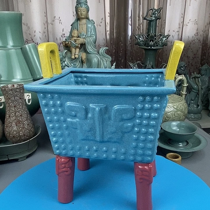 柴瓷三色鼎一件。