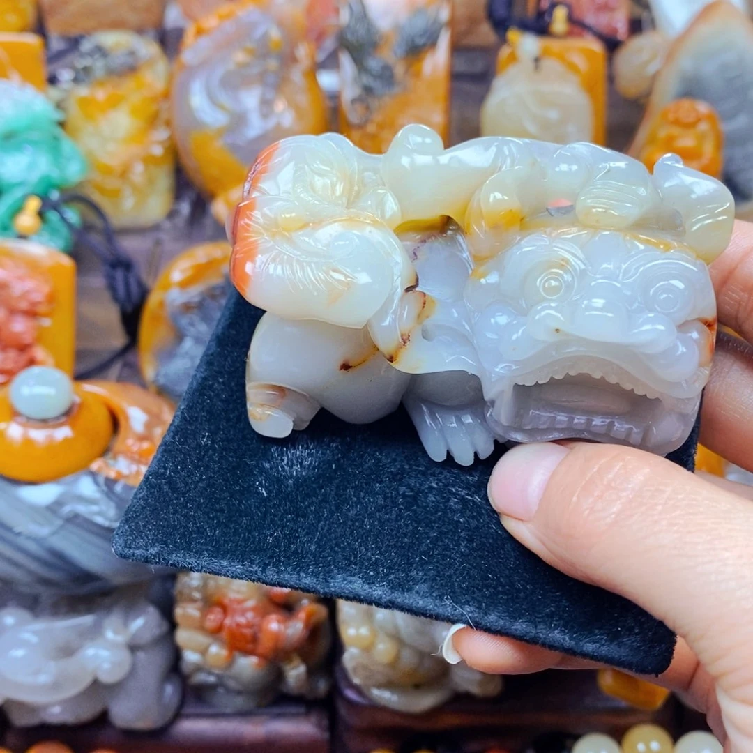 未镶嵌石英质玉（黄龙玉）颈饰