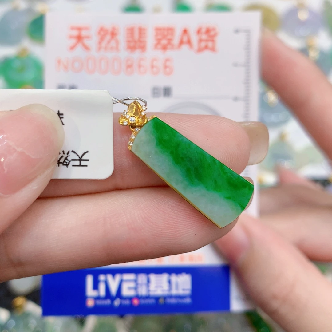 颈饰18K金镶嵌翡翠无事牌
