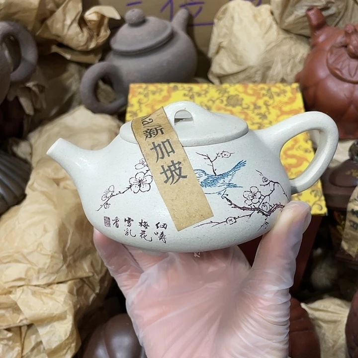 紫砂茶壶原矿泥料，手工制作的一把紫砂壶。