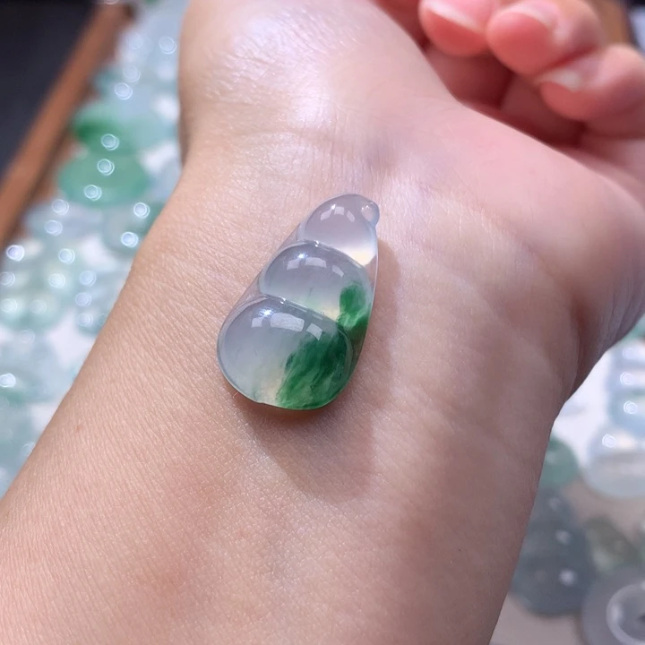 颈饰未镶嵌翡翠冰种飘花福豆