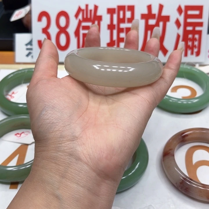 未镶嵌手镯石英质玉米***友