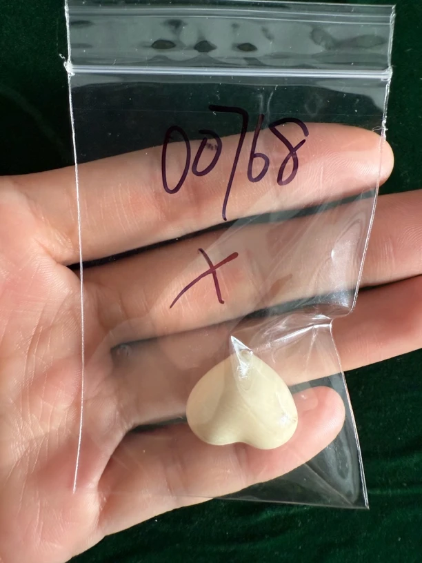 00768猛犸牙爱心配饰瑕疵介意勿拍