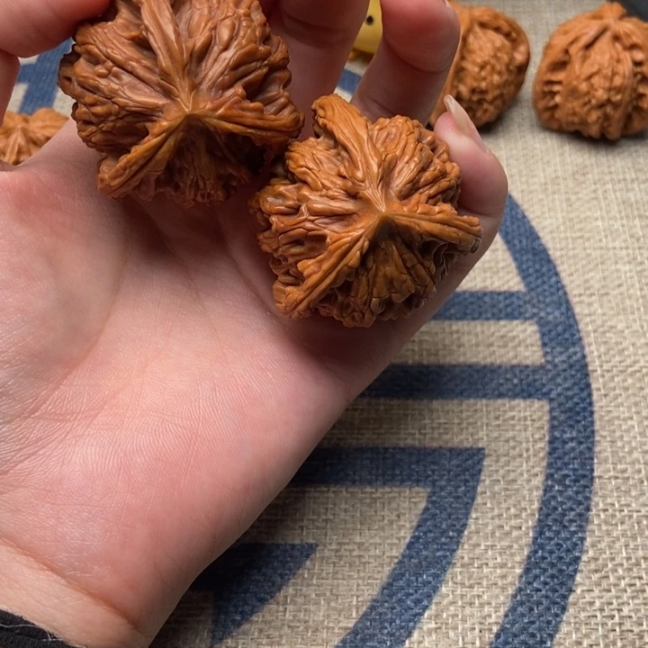 雪***炭文玩核桃吊坠虎头奔