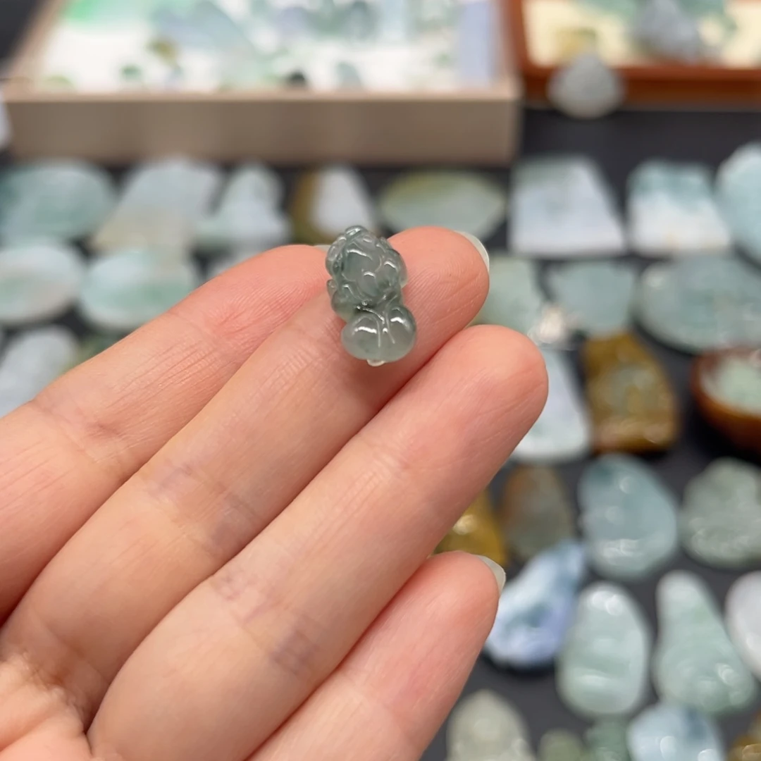 翡翠未镶嵌颈饰貔貅