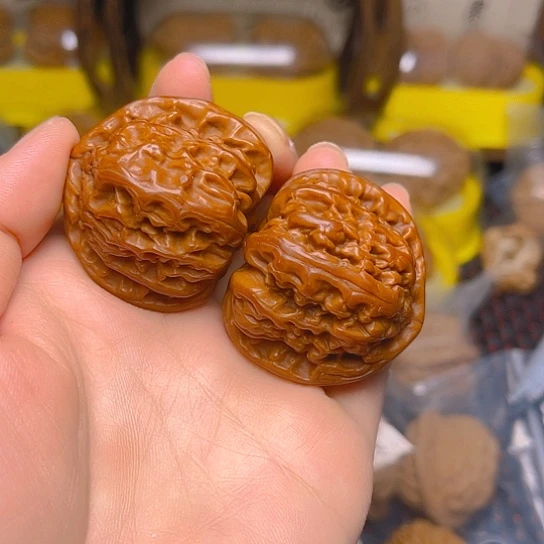 文玩核桃吊坠白狮子