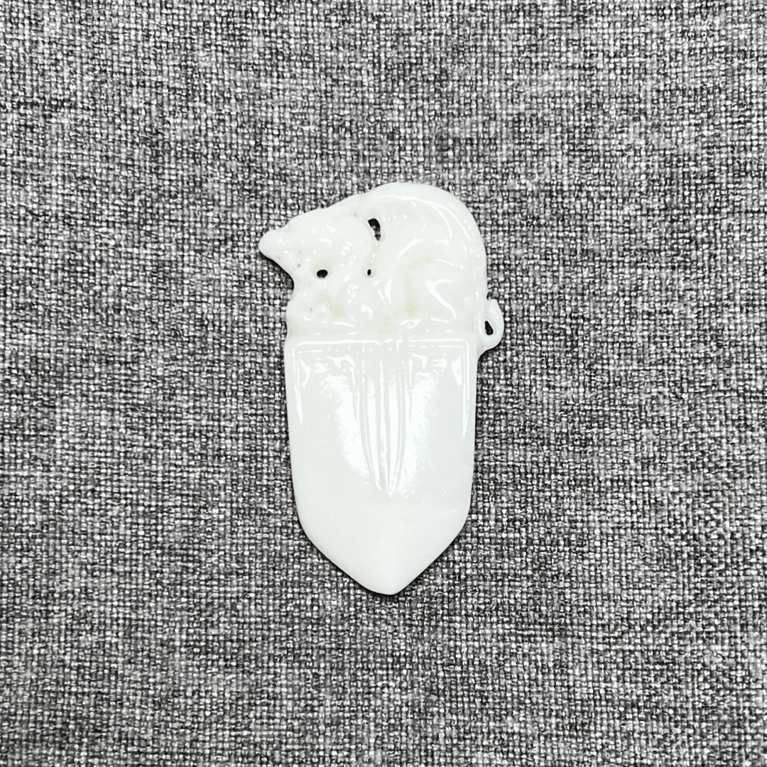 岫玉瑞兽剑吊坠挂件