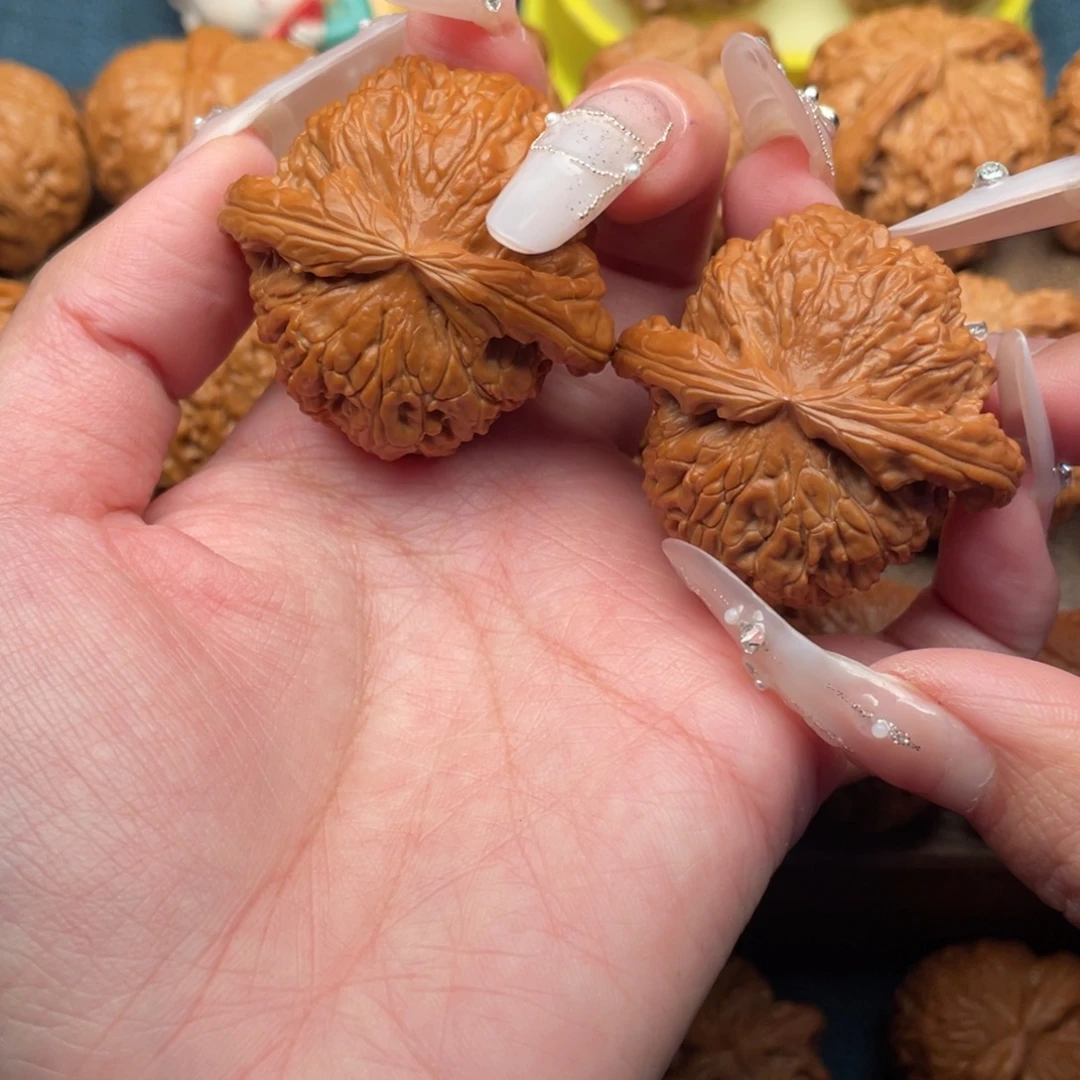 文玩核桃把件红皮白狮子43