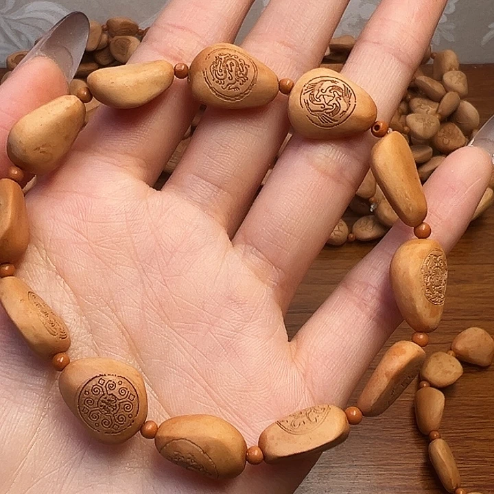 松木松子手串瓦当雕刻